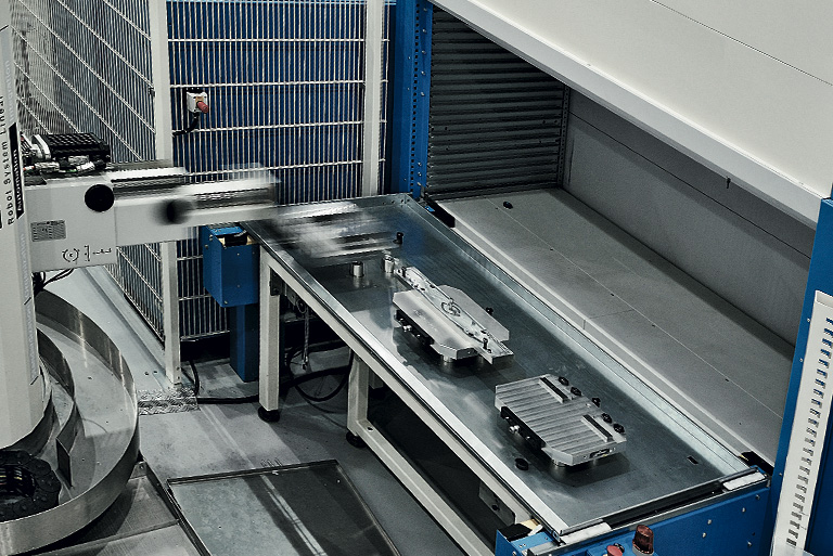 Manual/automatic tray extraction device